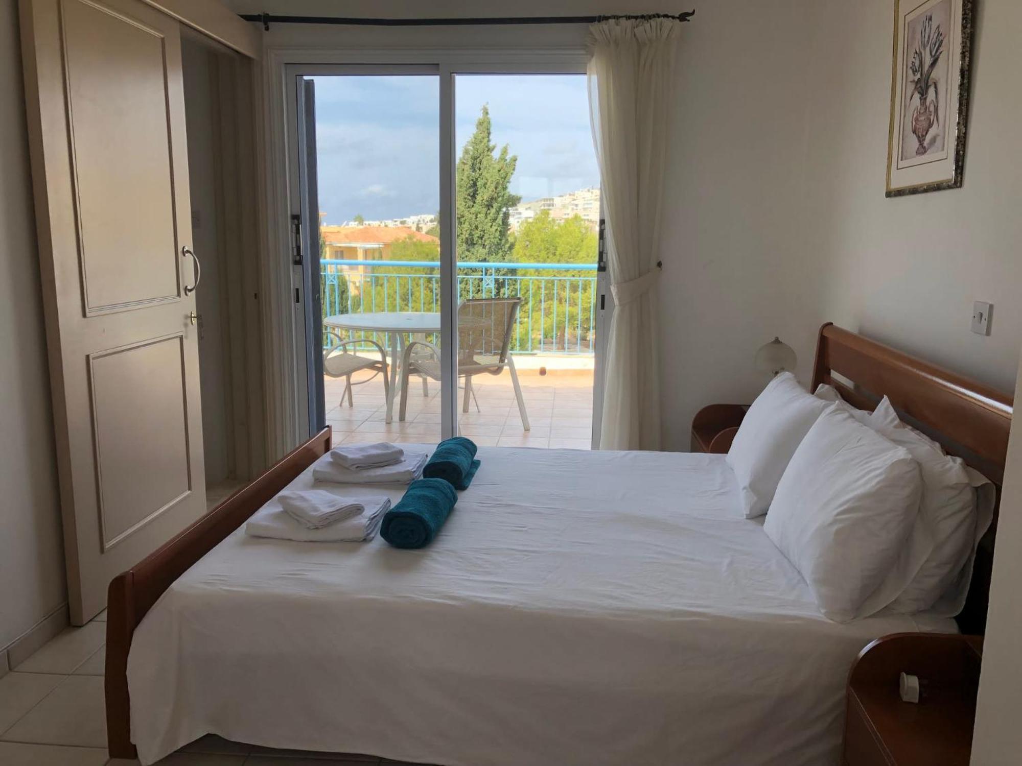 Regina Gardens - Spacious 3 Bed, 2 Bath Maisonette Paphos ภายนอก รูปภาพ