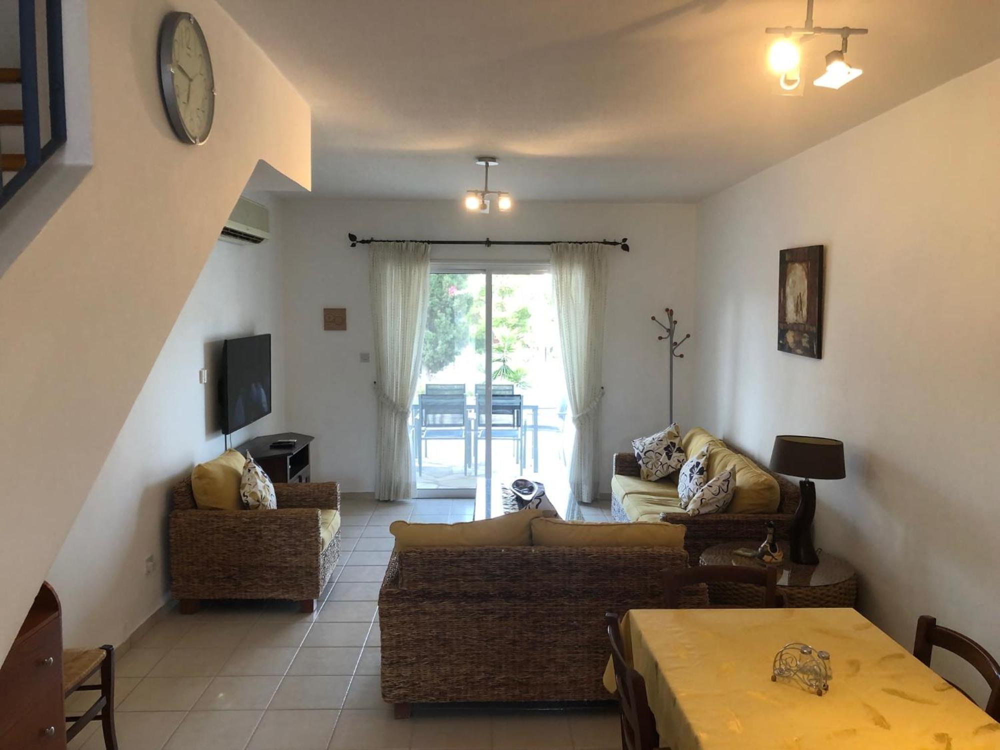 Regina Gardens - Spacious 3 Bed, 2 Bath Maisonette Paphos ภายนอก รูปภาพ
